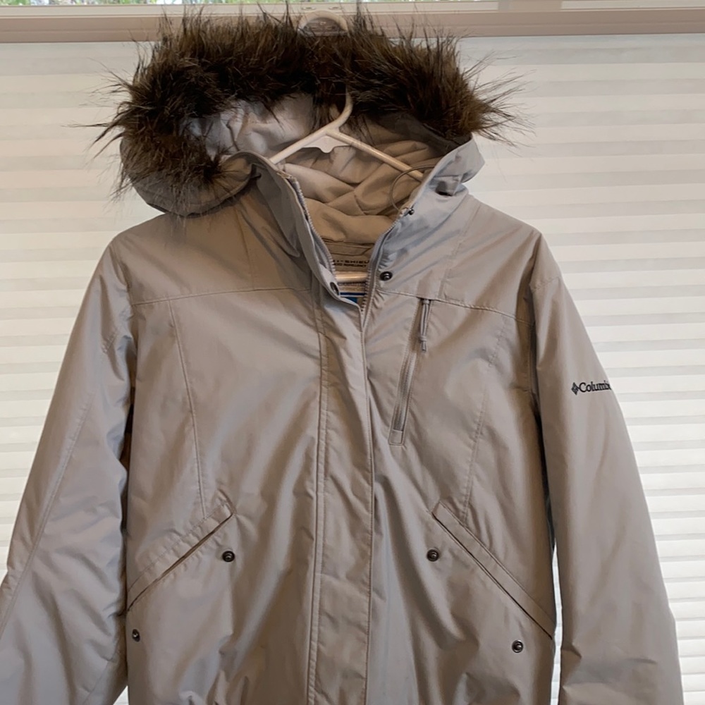 Women’s Columbia fur hood Omni tech coat